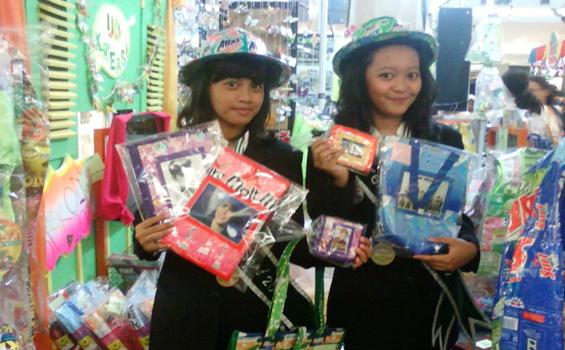 Hebat! Siswi SMP Berbisnis Tas dari Plastik Bekas Deterjen
