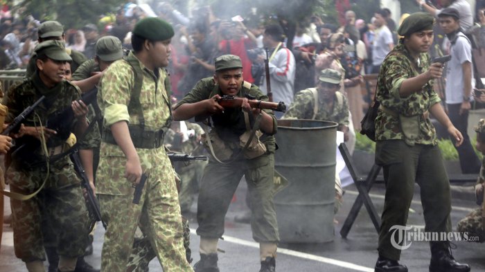 Sejumah penggiat reenactor melakukan aksi treatrikal Serangan Oemoem 1 Maret 1949 di kawasan Nol Kilometer, Kota Yogyakarta, Minggu (3/3/2019). Selain treatrikal tersebut juga dilangsungkan pawai dari berbagai komunitas dalam rangka memperingati ke 70 Serangan Oemoem 1 Maret 1949. TRIBUN JOGJA/HASAN SAKRI
TRIBUN JOGJA/HASAN SAKRI