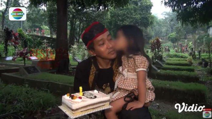 Teddy Pardiyana sengaja mengajak Bintang ke makam Lina Jubaedah untuk merayakan ulang tahun putri mereka.
