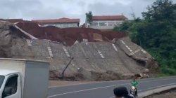 Setelah Gempa Bumi Mengguncang, Tembok Sepanjang 50 Meter di Pinggir Jalan Raya Limbangan Ambrol