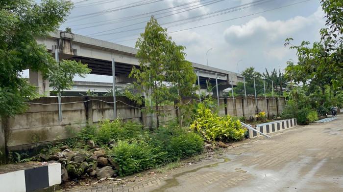 KEMATIAN ERMANTO USMAN - Penampakan tembok pembatas Perumahan Prima Lingkar Asri, Jatibening, Kota Bekasi, Jawa Barat, tepat di depan kediaman mendiang Ermanto Usman (65), Selasa (10/3/2026). Sebelum ditemukan tewas terbunuh, pensiunan JICT tersebut diketahui berulang kali meminta agar tembok ini ditinggikan demi keamanan, namun baru terealisasi pasca-tragedi.