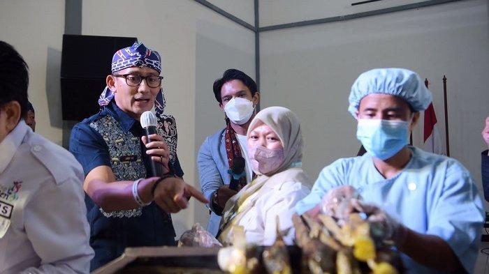Temui Pelaku UMKM Kerupuk, Menparekraf Sandiaga Uno Berikan Mesin untuk Tingkatkan Produksi