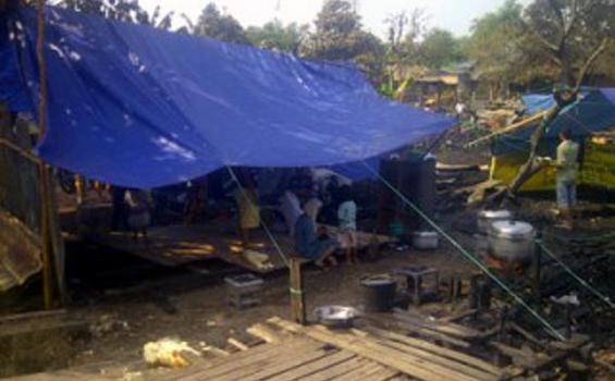 Korban Kebakaran Bangun Tenda