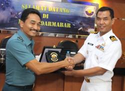 Empat Perwira Tentara Laut Diraja Malaysia Sambangi Mako Koarmabar