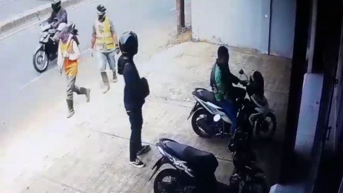 Terekam Kamera CCTV, Pria Berjaket Ojol dan Penumpangnya Curi Sepeda Motor