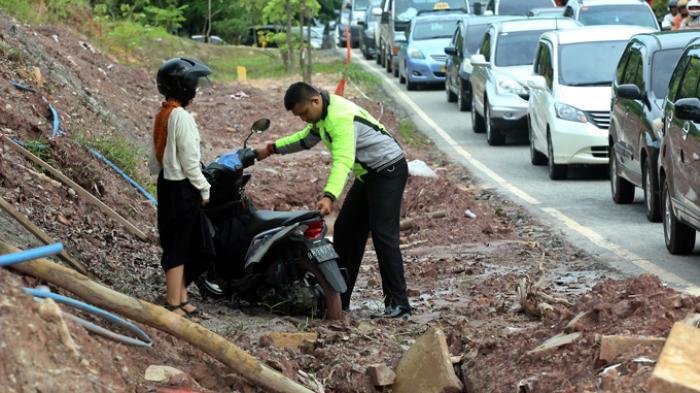 Hindari Razia Polisi, Seorang Wanita Pengendara Motor Terjebak Lumpur