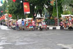 Penjual Terompet Menjamur di Lamongan