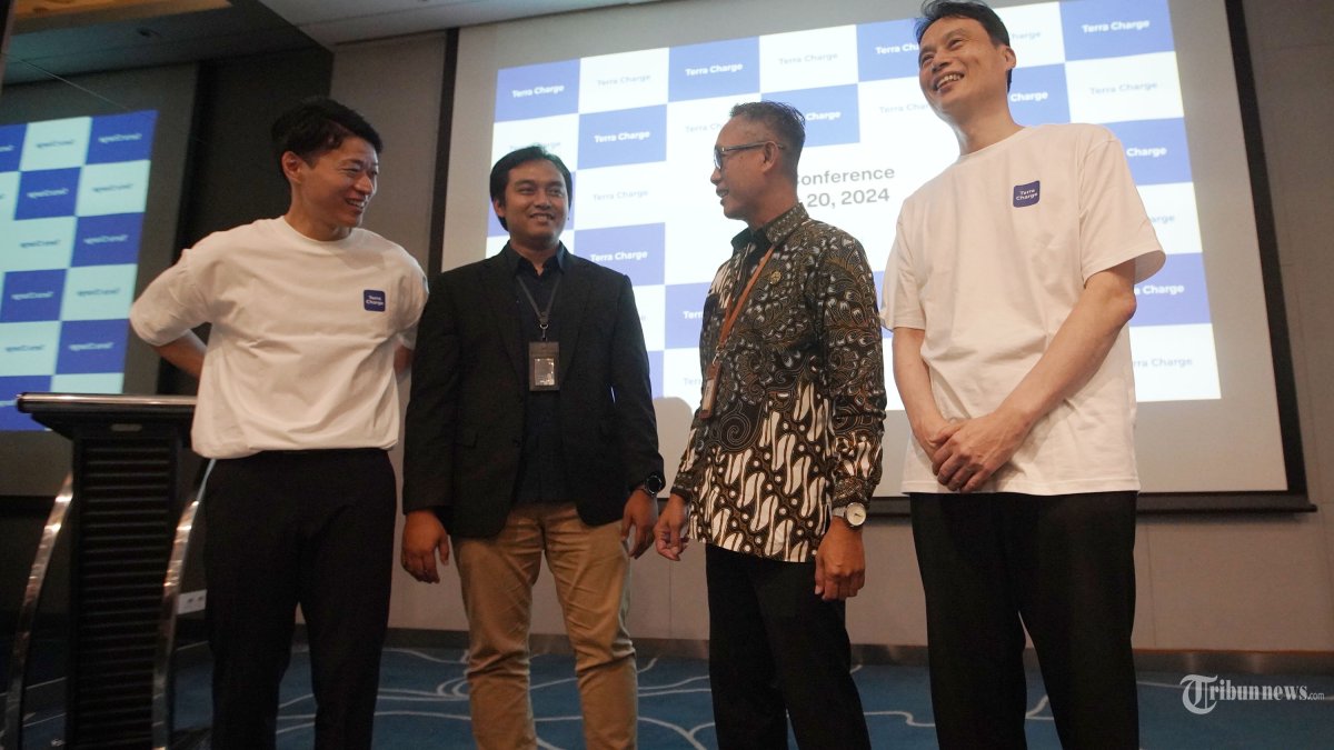 Chief Executive Officer and Founder Terra Charge Toru Tokushige (kanan) berbincang dengan Koordinator Kelaikan Teknik dan Keselamatan Ketenagalistrikan, Ditjen Ketenagalistrikan, Kementerian ESDM Wahyudi Joko Santoso (kedua kanan) dan Managing Director Terra Charge Go Suzuki saat pengumuman ekspansi strategisnya di pasar Indonesia di Jakarta, Selasa (20/8/2024). Terra Charge yang merupakan penyedia layanan Stasiun Pengisian Kendaraan Listrik Umum (SPKLU) terbesar di Jepang, mengumumkan ekspansi strategisnya di pasar Indonesia dengan menargetkan pemasangan lebih dari 1.000 stasiun pengisian tambahan di kota-kota besar di Indonesia pada akhir tahun 2025. TRIBUNNEWS/HERUDIN