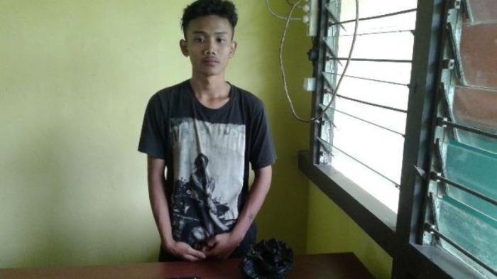 Dalam  Keadaan Sakau  Arif  Bersembunyi di Kolong Dapur