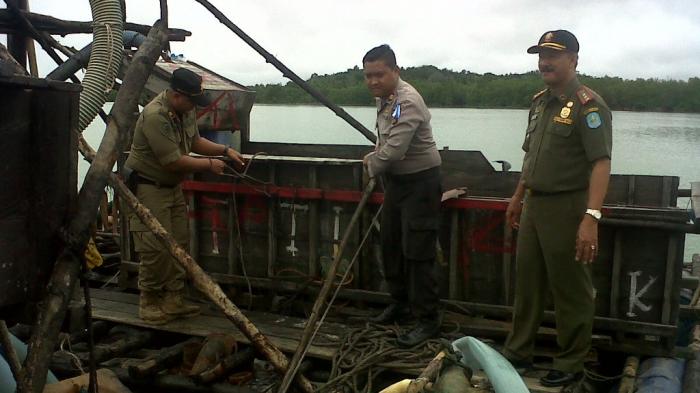 Pekerja TI Apung Kalang Kabut Saat Tim Gabungan Datang