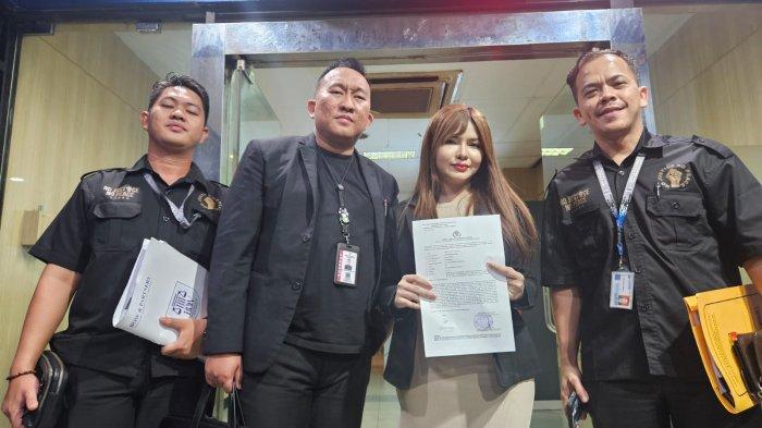 Tiara Aurellie didampingi pengacaranya usai membuat laporan polisi atas dugaan penipuan dan pelanggaran UU ITE di Polda Metro Jaya, Rabu (12/6/2024).