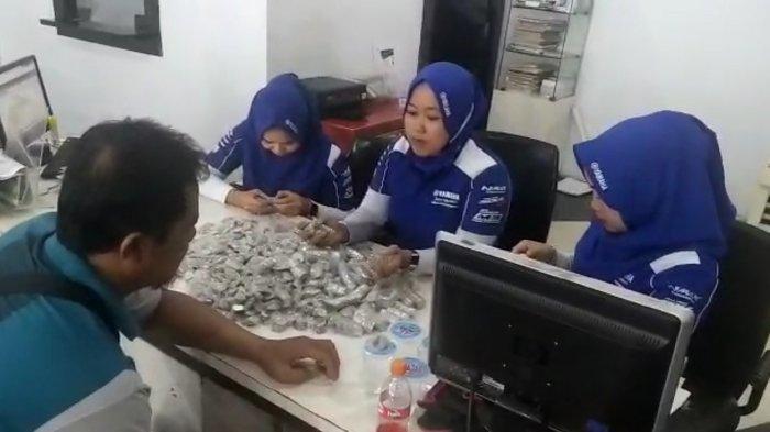Penjual Keripik Beli Nmax Pakai Uang Koin Tabungan 4 Tahun, Ditabung dalam Galon Air yang Rusak