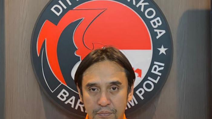 KASUS NARKOBA DWP - Penampakan Tigran Denre Sonda, buronan kasus peredaran narkoba di DWP Bali yang juga sekaligus suami dari Selebgram, Donna Fabiola usai menyerahkan diri ke polisi. Ia diketahui berperan menjadi penyuplai kokain untuk istrinya edarkan.