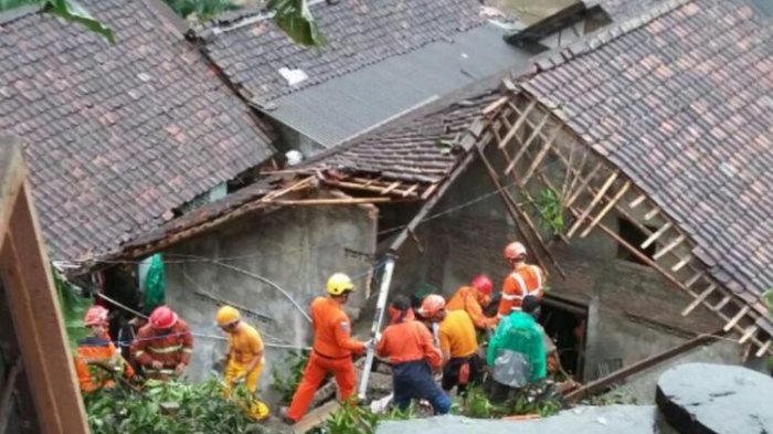 Jenazah Nenek Korban Longsor di Yogyakarta Ditemukan dalam Posisi Memeluk Cucunya