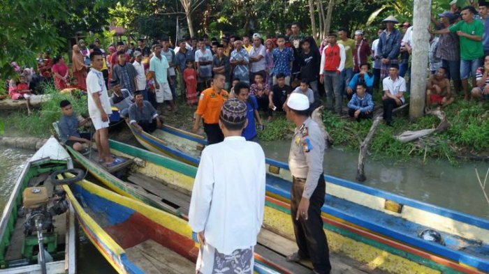 Hendak Silaturahmi Ke Rumah Mertua, Tiga Anggota Keluarga Rustam Hilang Akibat Perahunya Terbalik