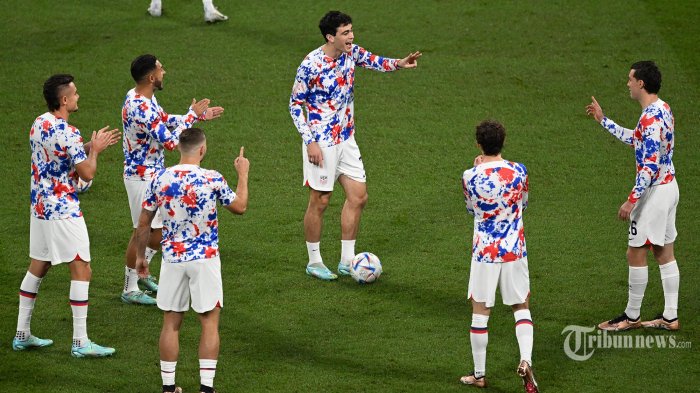 Pemain AS melakukan pemanasan menjelang pertandingan sepak bola babak 16 besar Piala Dunia Qatar 2022 antara Belanda dan AS di Stadion Internasional Khalifa di Doha pada 3 Desember 2022. (Raul ARBOLEDA / AFP)