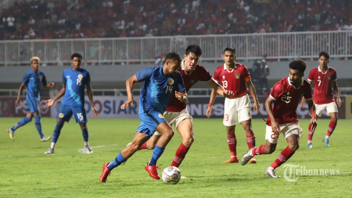 Pemain Timnas Curacao Kenji Joel Gorreberusaha melewati pemain Timnas Indonesia pada pertandingan Leg II di Stadion Pakansari, Bogor, Jawa Barat, Selasa (27/9/2022). Hingga pluit terakhir Indonesia unggul 2-1 dari Curacao. Tribunnews/Jeprima