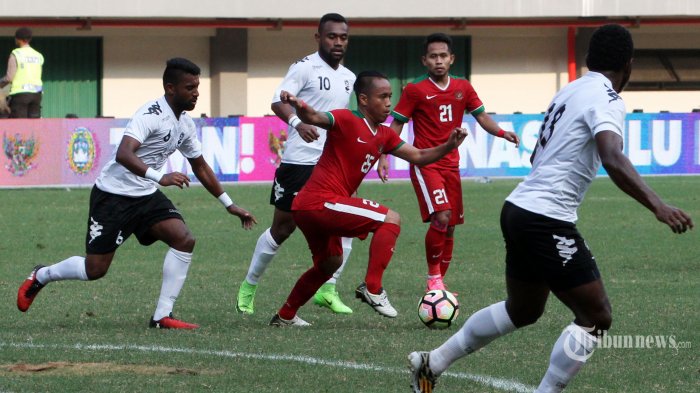 Pesepak bola Timnas Indonesia Gede Sukadana (tengah) berebut bola dengan pesepak bola Timnas Fiji pada laga persahabatan di Stadion Patriot Candrabaga, Bekasi, Jawa Barat, Sabtu (2/9/2017). Laga Timnas Indonesia melawan Timnas Fiji berakhir seri dengan skor 0-0.