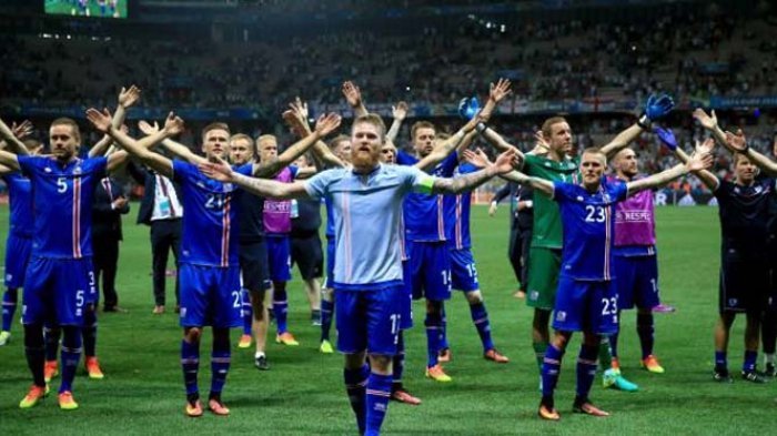 Timnas Islandia Santap Pancake Islandia yang Dilengkapi dengan Es Krim dan Whipped Cream