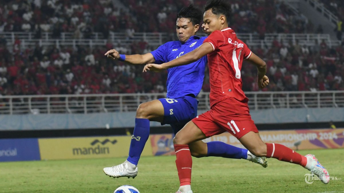 Pemain Timnas Indonesia U-19 Riski Afrisal (kanan)  berebut bola dengan pemain Thailand Pakawat pada laga final yang berlangsung di Stadion Gelora Bung Tomo (GBT) Surabaya, Senin (29/7/2024). Pada final Asean U-19 Boy's Championship  2024 Timnas Indonesia berhasil menundukkan Timnas Thailand 0-1 melalui gol tunggal yang diciptakan Jens Raven pada babak pertama. SURYA/HABIBUR ROHMAN