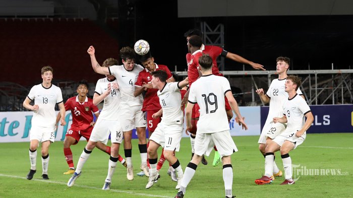 Pesepak bola Timnas U-20 Indonesia (jersey merah) berebut bola atas dengan pesepak bola New Zealand dalam laga uji coba Internasional U-20 di Stadion Utama Gelora Bung Karno (SUGBK), Senayan, Jakarta Pusat, Minggu (19/2/2023) malam. Indonesia harus mengakui keunggulan tim New Zealand setelah kalah 1-2 pada pertandingan tersebut. TRIBUNNEWS/JEPRIMA