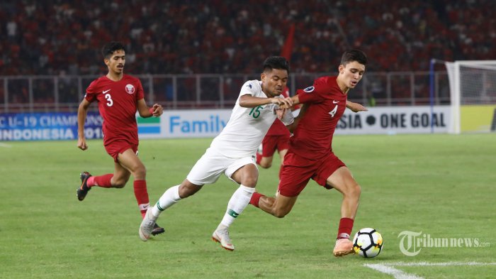 Pemain Timnas U19 Indonesia Saddil Ramdani berebut bola dengan pemain Timnas U19 Qatar pada pertandingan grup A piala AFC U19 di Stadion Gelora Bung Karno (GBK), Jakarta, Minggu (21/10/2018). Babak pertama Qatar mencukur Timnas U19 Indonesia dengan skor 4-1. 
