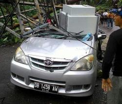 Mobil Avanza Tertimpa Gardu Listrik, Satu Dikabarkan Tewas