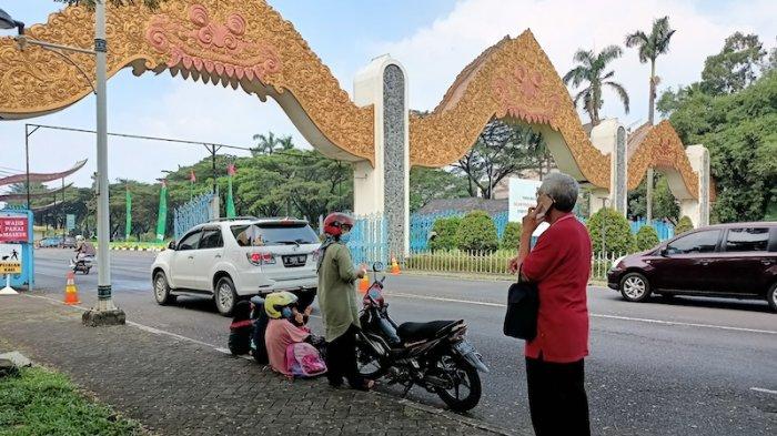 Tak Mudik Lebaran, Pengunjung Usia 72 Tahun Berekreasi Ke TMII Mengobati Rindu Kampung Halaman
