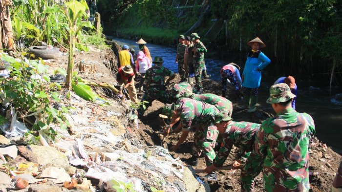 Satgas TMMD Kodim Yogya Berjuang Atasi Pencemaran Sungai
