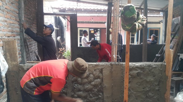 ''Mereka Tak Kenal Hari Libur, Setiap Hari Bekerja demi Wujudkan Harapan Warga . . .''