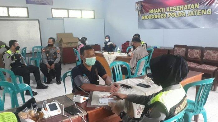 Puluhan Warga Wadas Purworejo Ikuti Pengobatan Gratis yang Diselenggarakan TNI-Polri