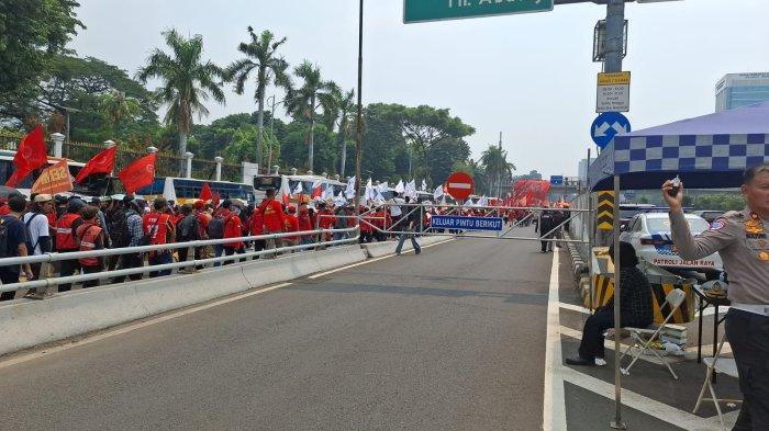 Akses Keluar Tol Senayan Ditutup Sementara Imbas Aksi Buruh di Depan Gedung DPR