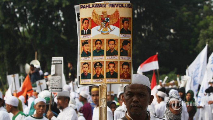 Komunisme, Bangkrut atau Bangkit?