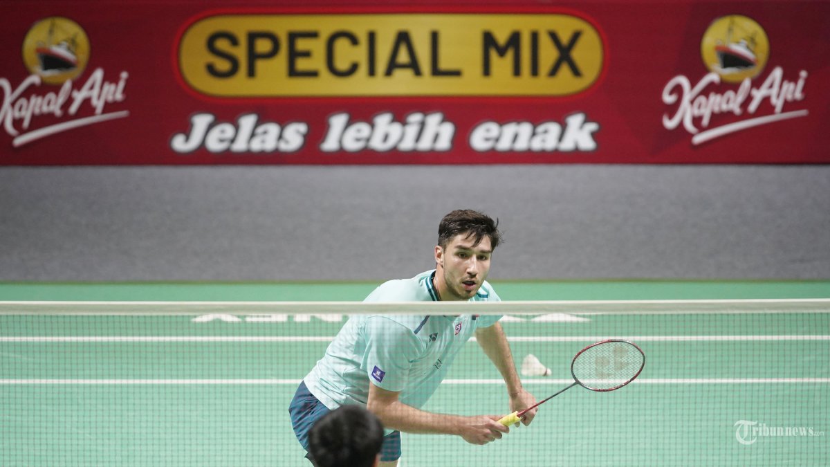 Pebulu tangkis Prancis, Toma Junior Popov saat melawan Wang Tzu Wei dari Taiwan pada Indonesia Open di Istora Senayan, Jakarta, Rabu (5/6/2024). Popov menang tiga set dengan skor 21-15, 12-21, dan 29-27. TRIBUNNEWS/HERUDIN