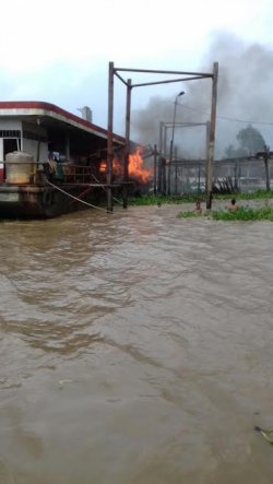Tongkang SPBB di Inhil Terbakar, Satu Orang Korban Meningal