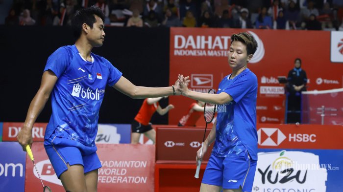 Pasangan Tontowi Ahmad/Liliyana Natsir saat melawan pasangan Hafiz Faizal/Gloria Emanuelle Widjaja pada babak 16 besar Indonesia Masters 2019, di Istora Senayan Jakarta, Kamis (24/1/2019). Tontowi Ahmad/Liliyana Natsir berhasil melaju kebabak selanjutnya usai mengalahkan Hafiz Faizal/Gloria Emanuelle Widjaja dua set langsung dengan skor 21-16 dan 21-12. TRIBUNNEWS/HERUDIN 