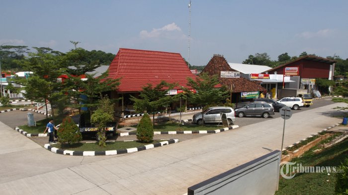 Suasana rest area yang bisa dimanfaatkan untuk melepas lelah saat berkendara - Suasana di rest area Km 102 Tol Cikopo Palimanan (Cipali), Sabtu (10/6/2017). Rest area tersebut memiliki luas 7 hektar dapat menampung menampung 900 bus dan mobil pribadi dan dilengkapi dengan tenan tenan makanan, toilet baru dan lokasi peribadatan serta stasiun pengisian bahan bakar. 