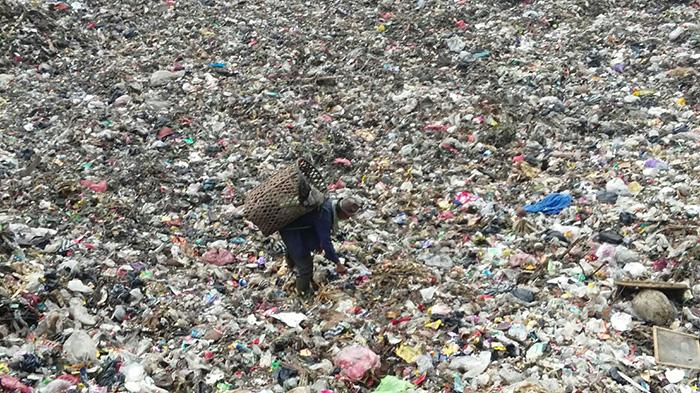 TPA GALUGA - Seorang pemulung mengais barang bekas dari lautan sampah di Tempat Pembuangan Akhir Galuga di Kampung Mayon, Desa Galuga, Kecamatan Cibungbulang, Kabupaten Bogor, Rabu (6/1/2016).
