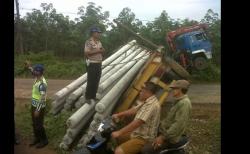 Trailer Terguling Jalintim Palembang-Betung Macet Total