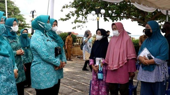 Tinjau Vaksinasi dan Bagikan Sembako, Ketum TP PKK Berharap Ekonomi Segera Bangkit