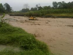 5 Truk Pengangkut Pasir Terjebak Lahar Sungai di Kediri