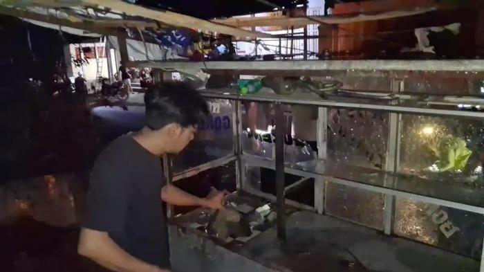 GEROBAK RUSAK - Hendra, pemilik gerobak nasi goreng saat meratapi gerobaknya rusak akibat kebakaran tabung gas LPG 3 Kg yang diangkut truk di Jalan Raya Nasional III, Kampung Cibarengkok, Desa Citarik, Kecamatan Palabuhanratu, Kabupaten Sukabumi, Jawa Barat, Kamis (26/3/2026).