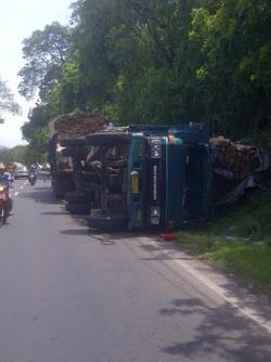 Jalan Ambles, Truk Bermuatan Kayu Terbalik