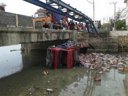 Truk Bermuatan 1.000 Karton Minuman Mineral Terjun ke Sungai