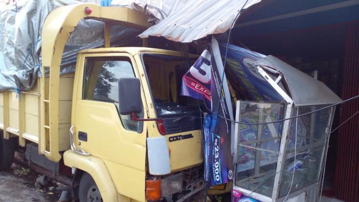 Truk  Bermuatan Katul Pakan Ayam Tabrak 4 Rumah di Kota Batu