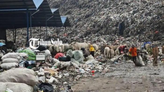 TUMPUKAN SAMPAH - Suasana tempat penampungan TPA Putri Cempo pada Senin (9/2/2026). Warga mengeluhkan bau tak sedap.