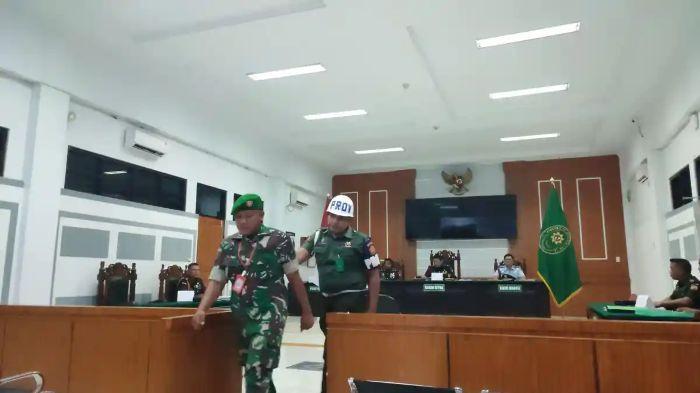 Oditur Pengadilan Militer I-02 Medan menjatuhkan tuntutan 2 tahun penjara terhadap Fadly Sitepu, yang melakukan pemerasan terhadap mantan pacar, AN, dengan menggunakan rekaman video call sex (VCS). Pantauan Tribun, terdakwa Fadly hadir dalam sidang tersebut. Tuntutan dibacakan Oditur Mayor Tecki, Selasa (10/2/2026), sore, kira pukul 17.00 WIB.