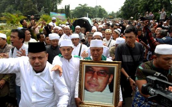 Uje Pernah Minta Kalau Meninggal Seperti Digendong Ayahnya