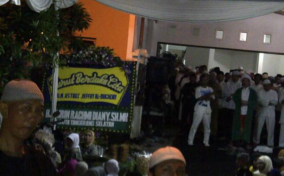 Seribuan Pelayat Masih Padati Rumah Uje