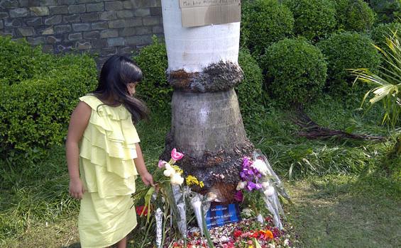 Tiga Kuntum Bunga untuk Uje dari Gadis Cilik